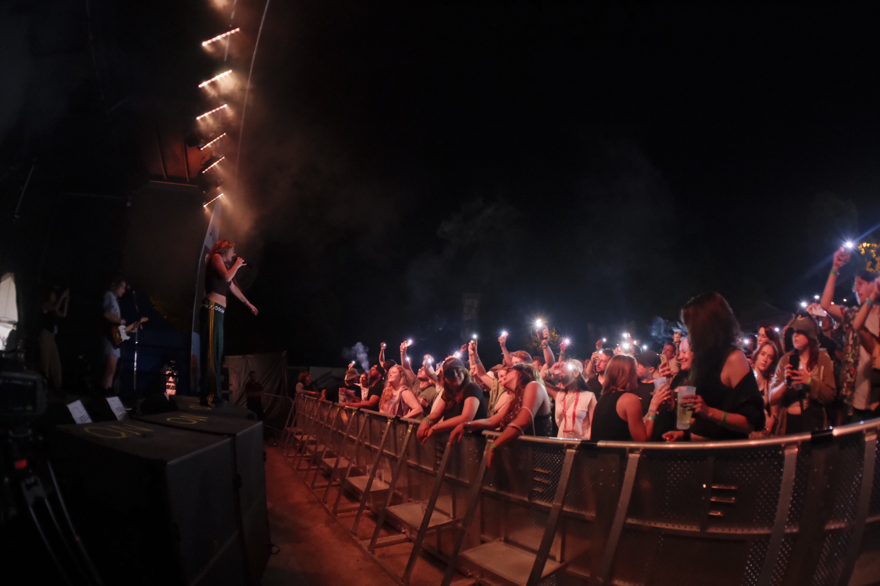 Festivalpublikum und Bühne beim JUKUU