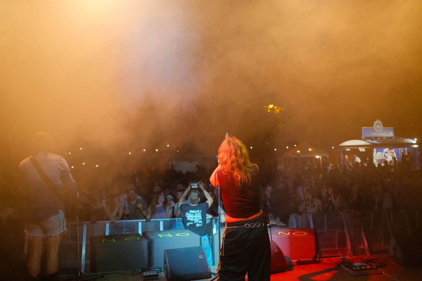 Sängerin auf der JUKUU Bühne mit Publikum im Hintergrund